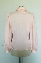 Load image into Gallery viewer, Vintage 60s soft pink blouse Small
