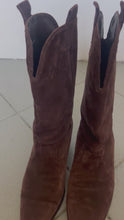 Load and play video in Gallery viewer, Vintage 90s pointed western brown cowboy boots 7-7.5 US
